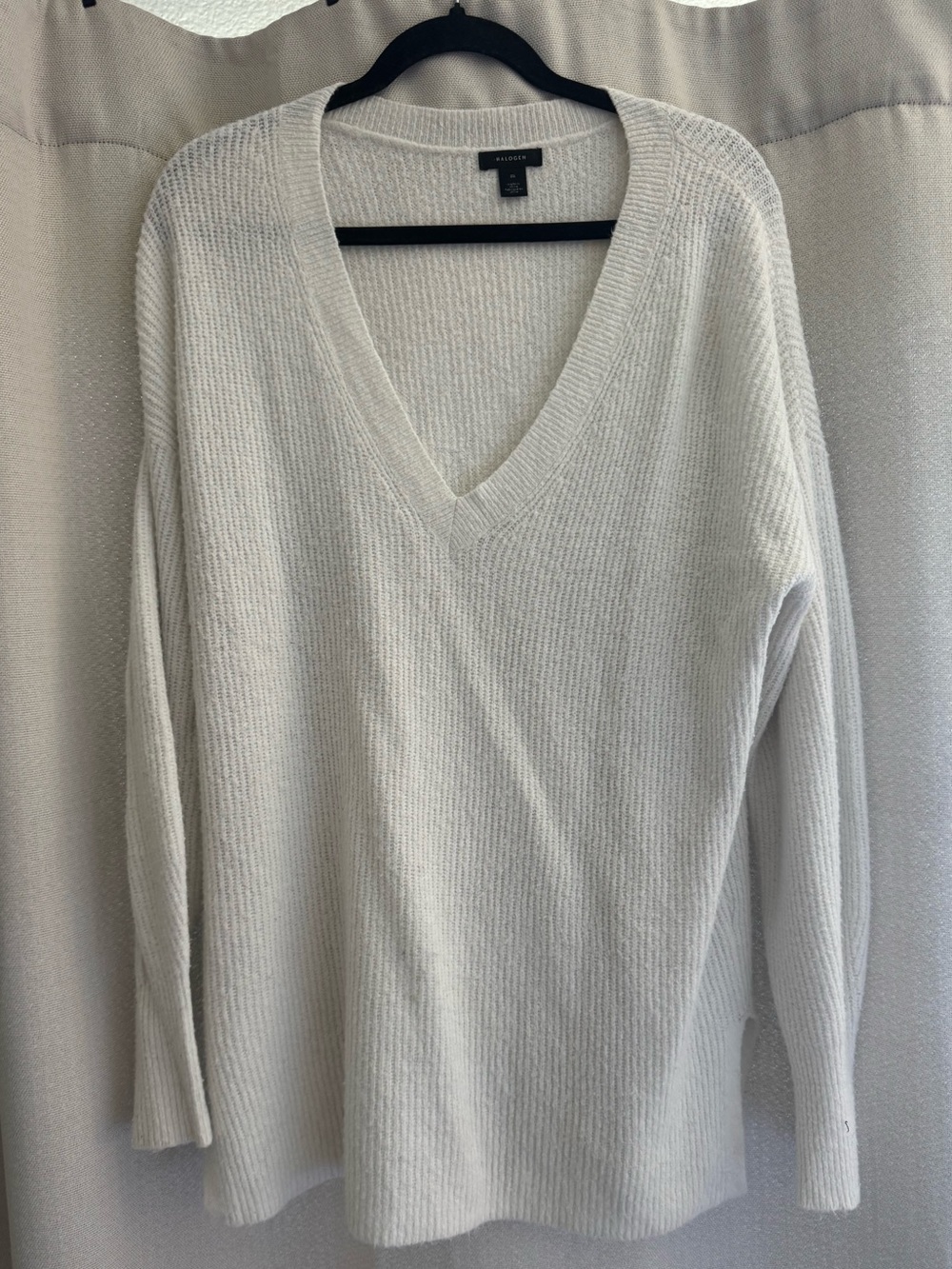 Halogen Cream/Ivory Ribbed V-Neck Sweater | Size M